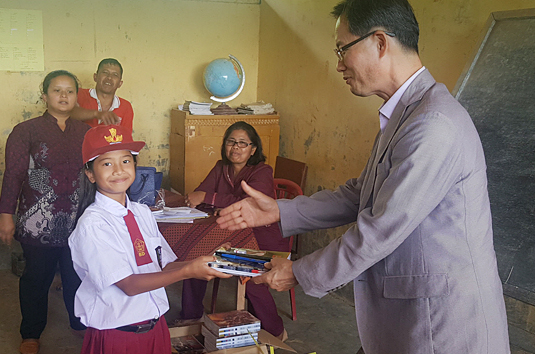Support for Elementary School Near Wampu Hydropower Plant Photos